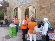  بالصور: لجنة الرحمة لرعاية المسلمون الجدد تنظم وقفة دعوية أمام مسجد البحر بيافا 
